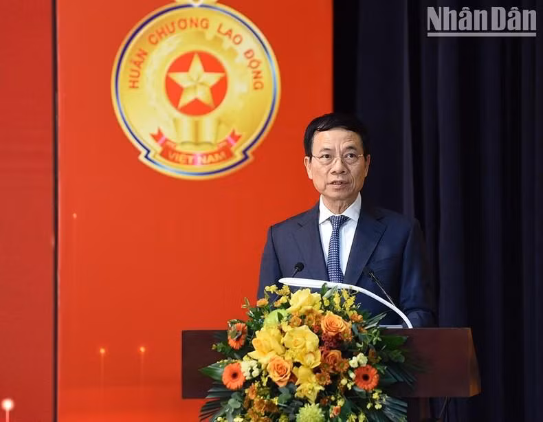 El ministro de Información y Comunicación, Nguyen Manh Hung, pronuncia un discurso.