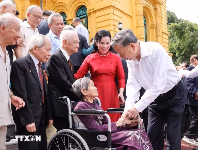 El máximo dirigente vietnamita y los delegados. (Foto: VNA)