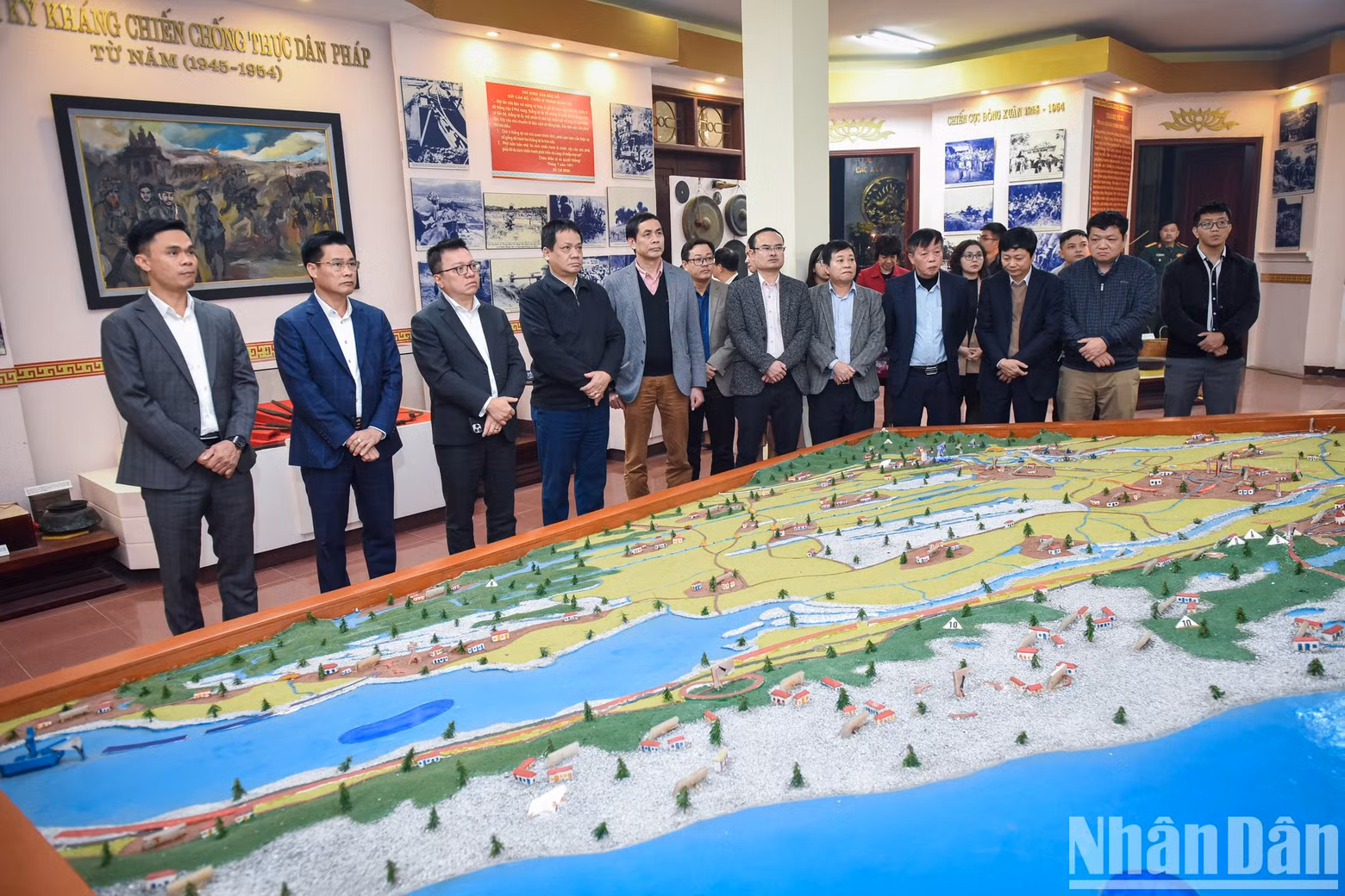 La delegación visita la maqueta de la batalla de Thanh Huong - My Xuyen en la casa tradicional.