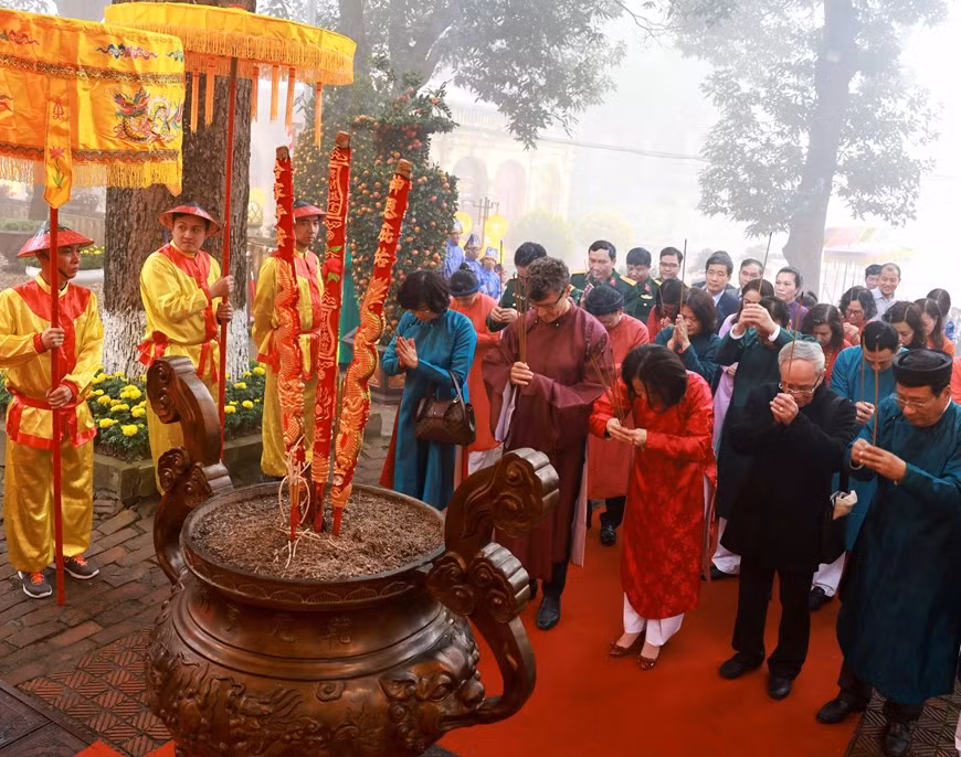 Realizan el ritual de liberación de carpas para adorar a Ong Cong, Ong Tao en la Ciudadela Imperial de Thang Long. Realizan el ritual de liberación de carpas para adorar a Ong Cong, Ong Tao en la Ciudadela Imperial de Thang Long.