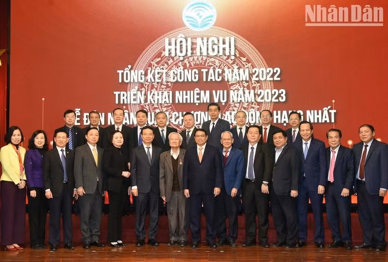 Minh Chinh y los delegados participantes.