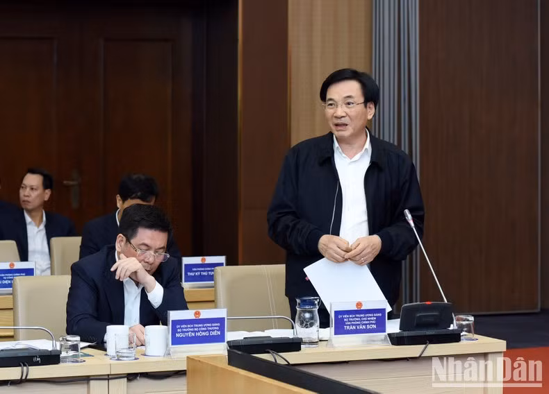 El ministro y jefe de la Oficina del Gobierno, Tran Van Son, interviene en la reunión.