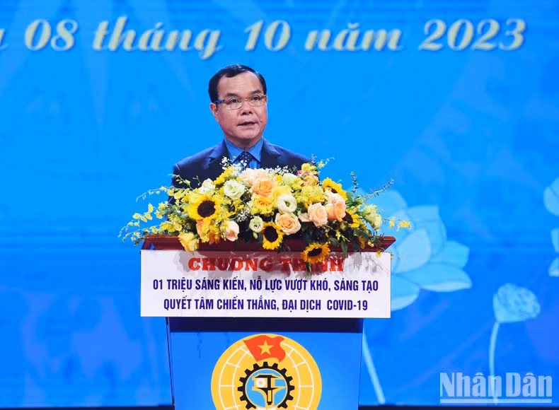 El presidente de la Confederación General del Trabajo de Vietnam y el subjefe del Consejo Central de Emulación y Recompensa, Nguyen Dinh Khang, habla en el acto