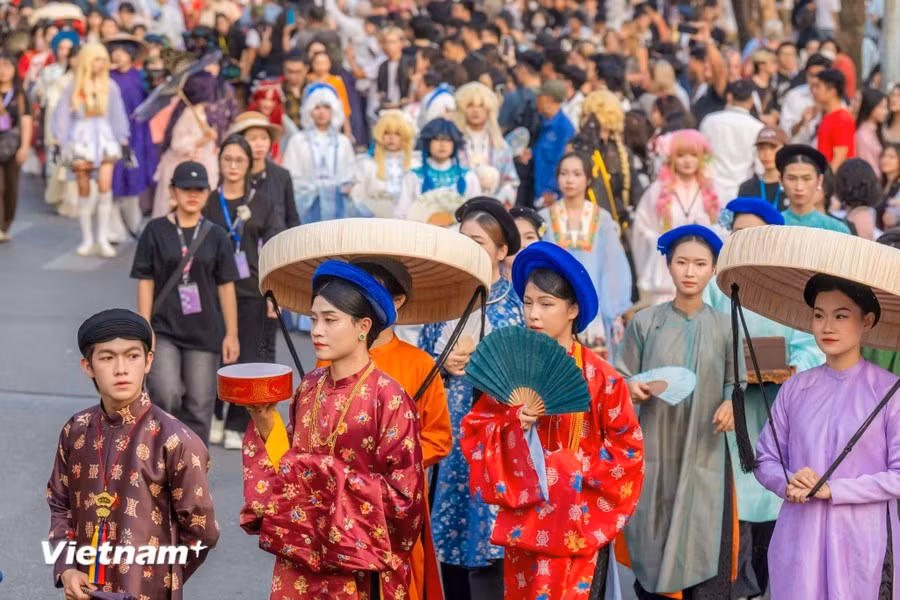El desfile de este año tiene el tema "Flujo de trajes antiguos" para celebrar el décimo aniversario del movimiento de trajes antiguos vietnamitas El desfile de este año tiene el tema "Flujo de trajes antiguos" para celebrar el décimo aniversario del movimiento de trajes antiguos vietnamitas