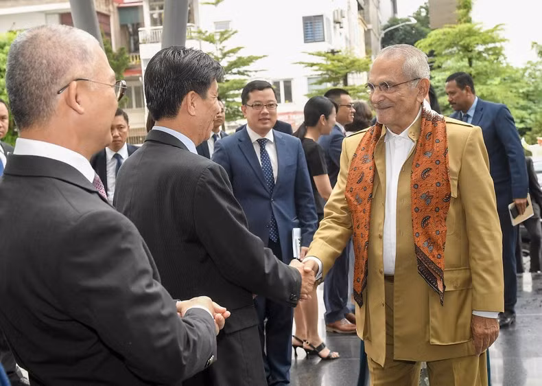 El presidente de Timor Oriental, José Ramos-Horta, y profesores de la Academia Diplomática de Vietnam.