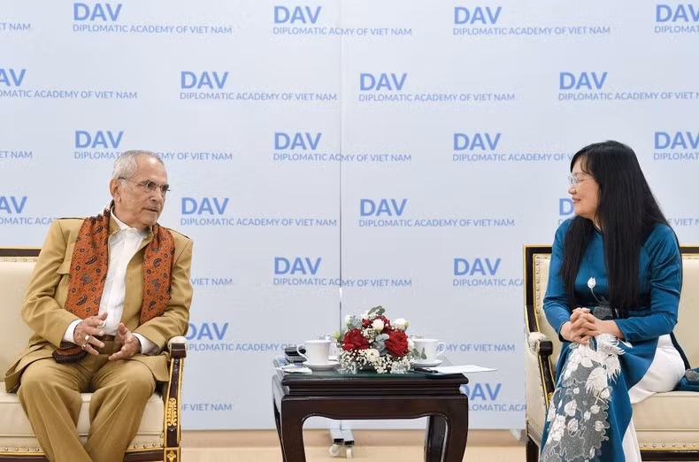 El presidente de Timor Oriental, José Ramos-Horta, dialoga con la junta directiva de la Academia Diplomática de Vietnam.