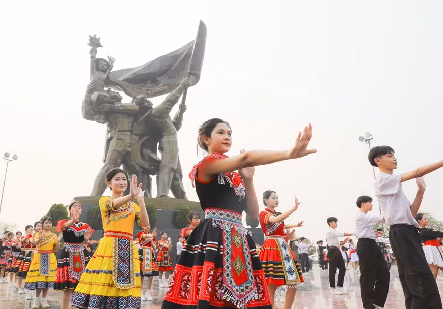 Presentación de danzas folclóricas en el Monumento a la Victoria de Dien Bien Phu. Presentación de danzas folclóricas en el Monumento a la Victoria de Dien Bien Phu.