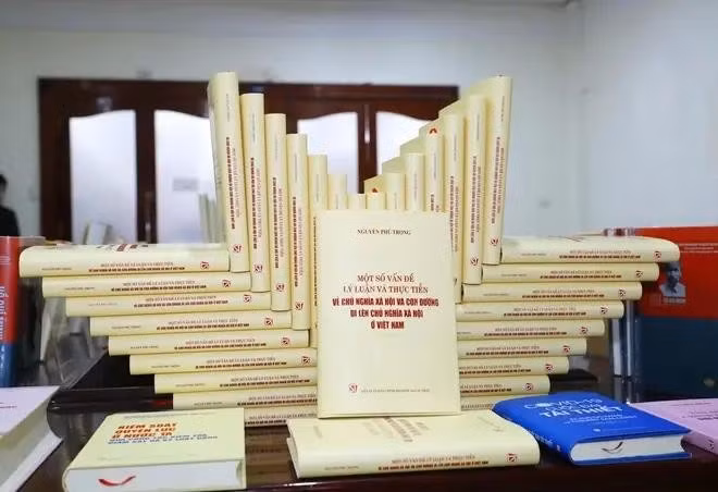 El libro “Algunas cuestiones teóricas y prácticas sobre el socialismo y el camino hacia el socialismo en Vietnam" del secretario general del PCV, Nguyen Phu Trong. (Foto:VNA) El libro “Algunas cuestiones teóricas y prácticas sobre el socialismo y el camino hacia el socialismo en Vietnam" del secretario general del PCV, Nguyen Phu Trong. (Foto:VNA)