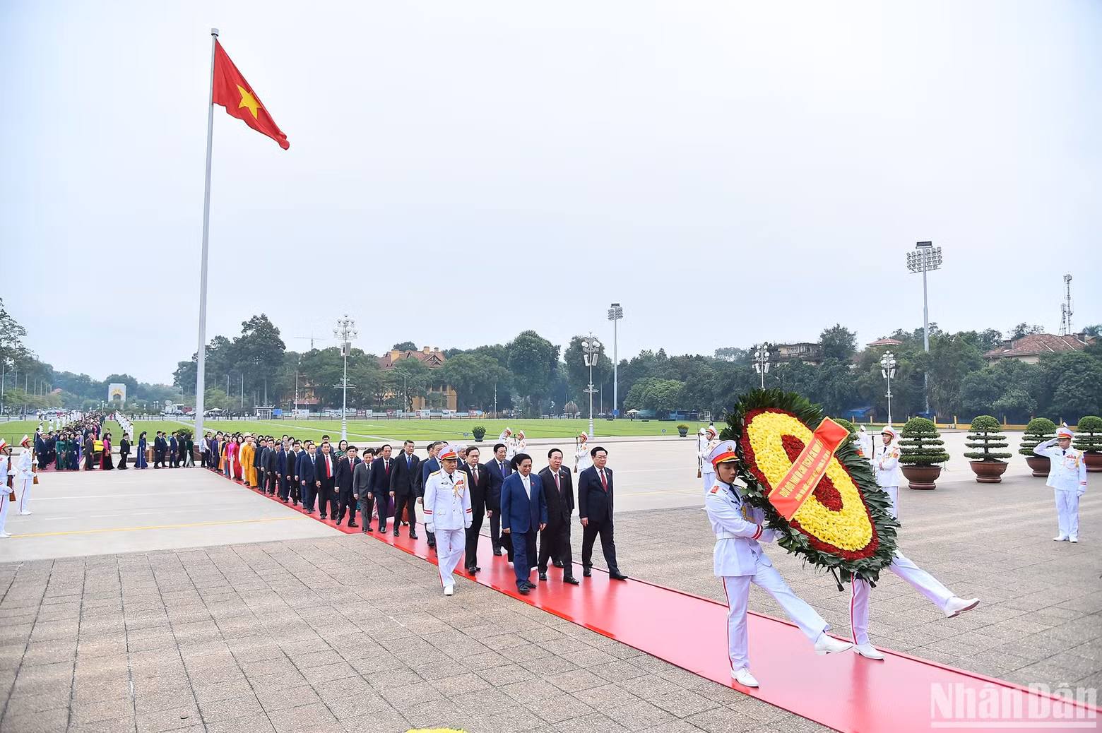 Diputados entrando al Mausoleo.