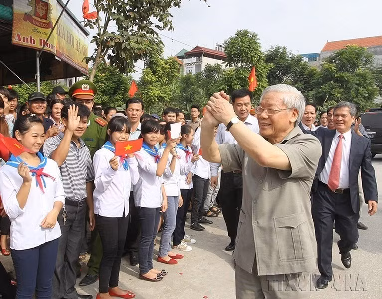 El secretario general Nguyen Phu Trong asiste a la fiesta de gran unidad nacional en la zona residencial de Trai Trang, distrito de Yen My, provincia de Hung Yen, el 10 de noviembre de 2013.