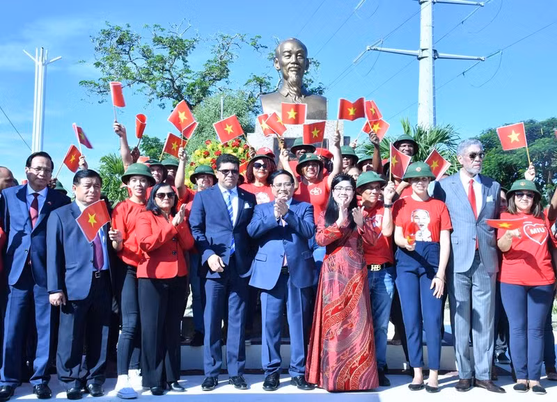 El premier vietnamita, Pham Minh Chinh, su esposa y delegados en el Monumento al Presidente Ho Chi Minh en la capital Santo Domingo. (Foto: Nhan Dan)
