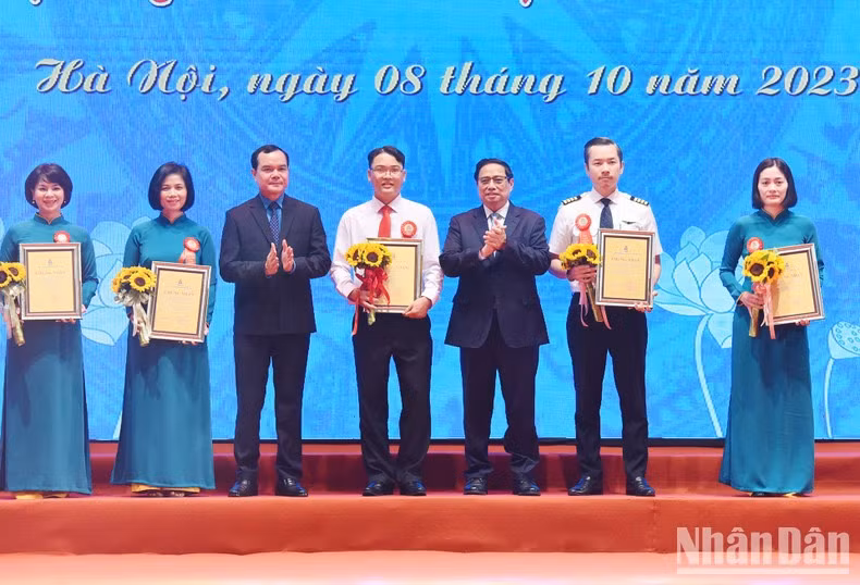 Minh Chinh, Dinh Khang, y los autores honrados.