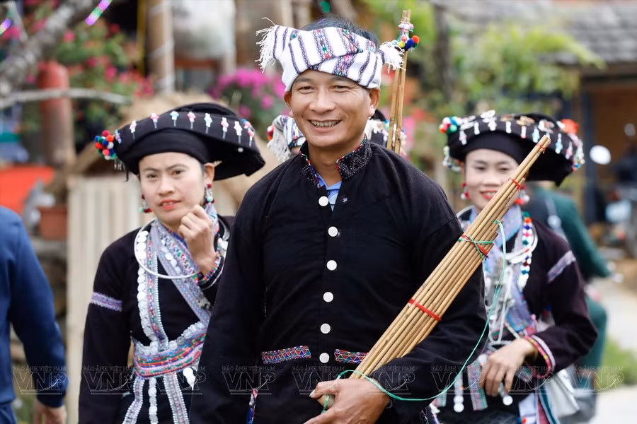 Los hombres de la etnia lao suelen llevar un pañuelo tradicional adornado con intrincados patrones bordados a mano. (Foto: Revista Vietnam) . Los hombres de la etnia lao suelen llevar un pañuelo tradicional adornado con intrincados patrones bordados a mano. (Foto: Revista Vietnam) .