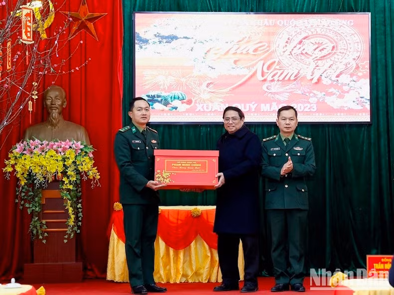 Minh Chinh entrega regalos a los oficiales y soldados.