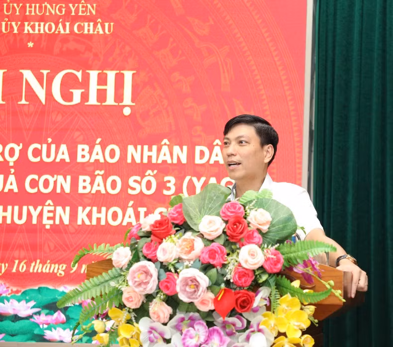 El secretario del Comité del Partido del distrito de Khoai Chau, Bui Huy Cuong, informa sobre los daños causados allí por la tormenta número 3.