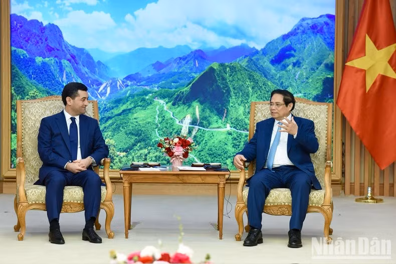 Minh Chinh afirma que Vietnam siempre recuerda el apoyo incondicional brindado por Uzbekistán a Vietnam en su lucha por la independencia nacional. También valora las tradicionales relaciones amistosas con las ex repúblicas soviéticas, incluido Uzbekistán, agrega.
