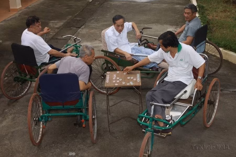 Los inválidos de guerra en el Centro de Rehabilitación de Thuan Thanh, en la provincia de Bac Ninh, compiten en una partida de ajedrez chino.