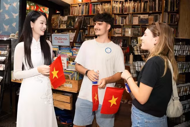 A los turistas internacionales se les dieron banderas rojas con estrellas amarillas cuando viajaron a Ciudad Ho Chi Minh a finales de abril. (Foto: VNA)
