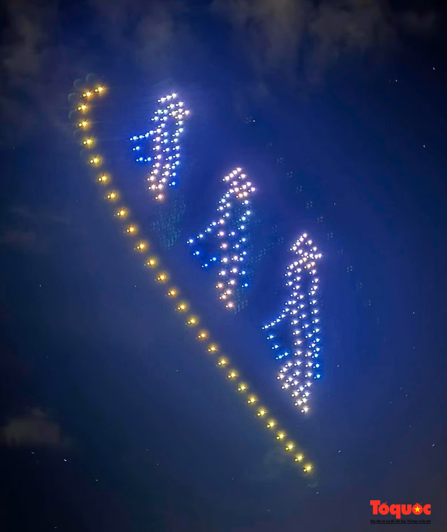 Los visitantes pueden admirar el espectáculo de luces sin precedentes en el cielo de Hoi An, que utiliza tecnología moderna para contar la historia cultural única de la región patrimonial.