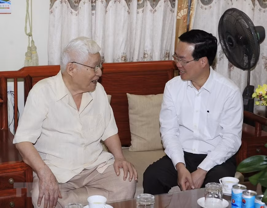 Vo Van Thuong visita y entrega obsequios a Nguyen Thanh Quat, ex secretario del Comité del Partido de la provincia de Ha Bac, veterano revolucionario, residente en la comuna de Ngo Quyen de la ciudad de Bac Giang.