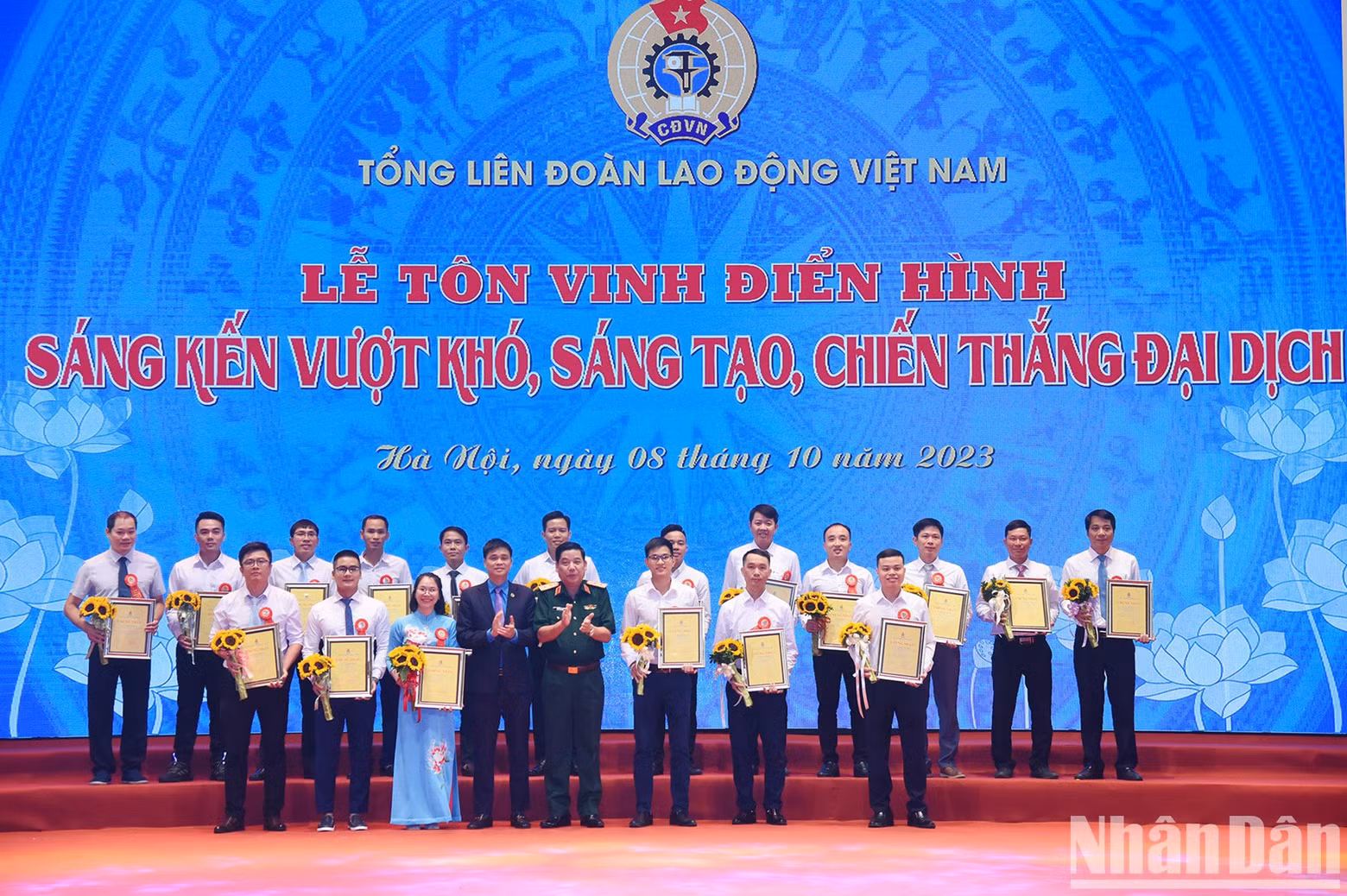El teniente general Nguyen Van Gau, subjefe de la Dirección General de Política del Ejército Popular de Vietnam; Ngo Duy Hieu, vicepresidente de la Confederación General del Trabajo, y 18 individuos innovadores con excelentes iniciativas.