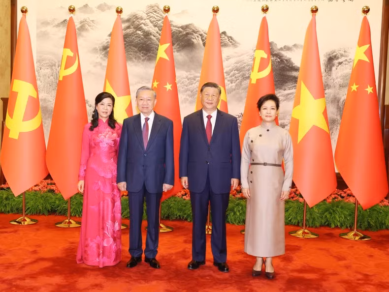El secretario general del Partido Comunista y presidente de China, Xi Jinping, su homólogo vietnamita, To Lam, y sus cónyuges posan para una foto de recuerdo.
