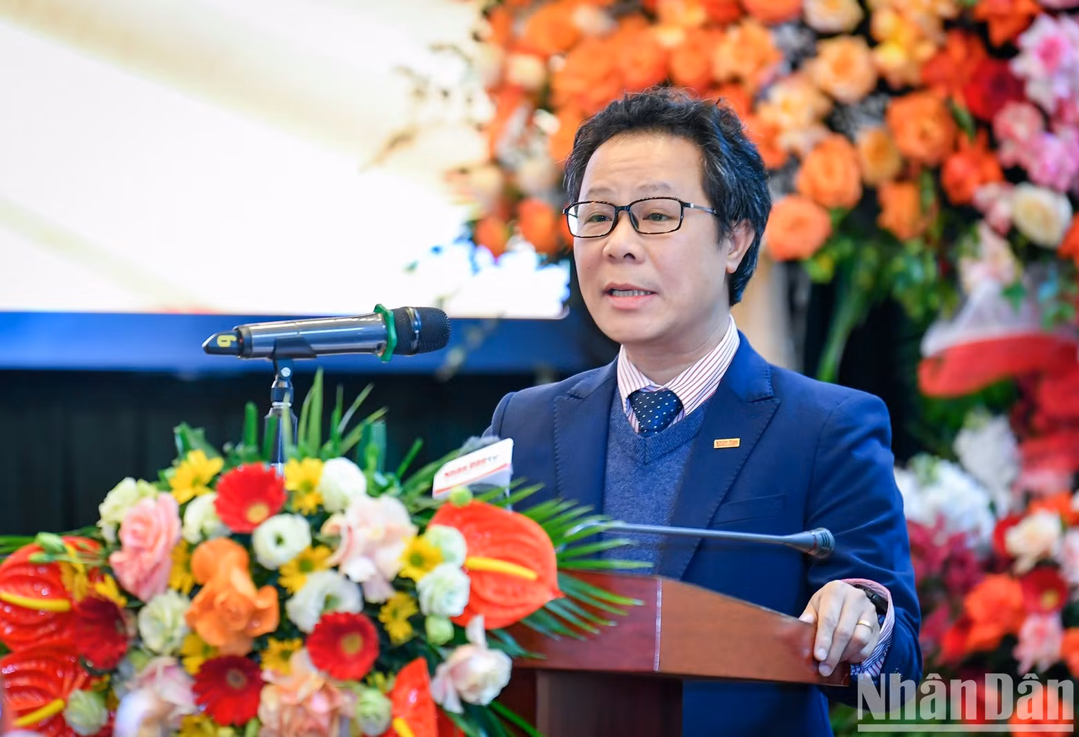 Vu Mai Hoang, redactor jefe del periódico Nhan Dan Fin de Semana, habla en el acto.
