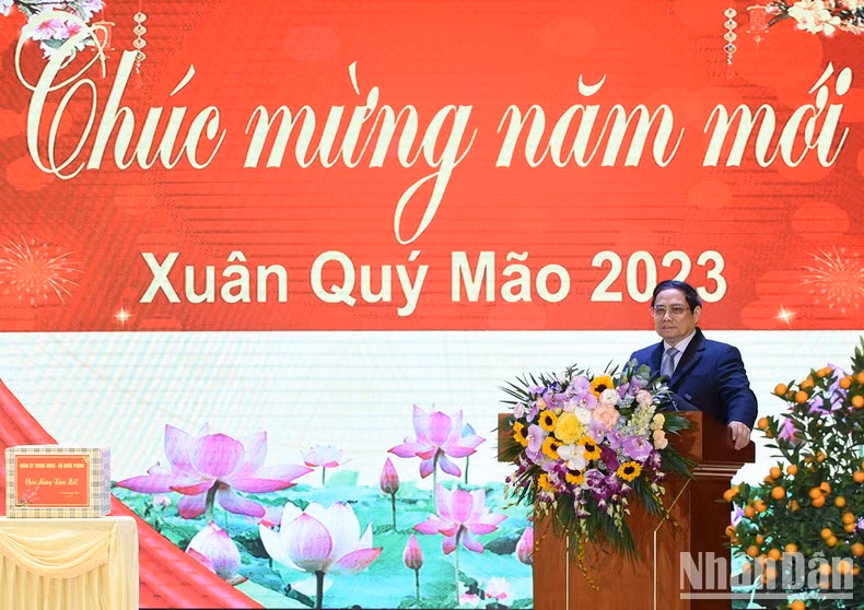 Minh Chinh asigna tareas a los oficiales y soldados.