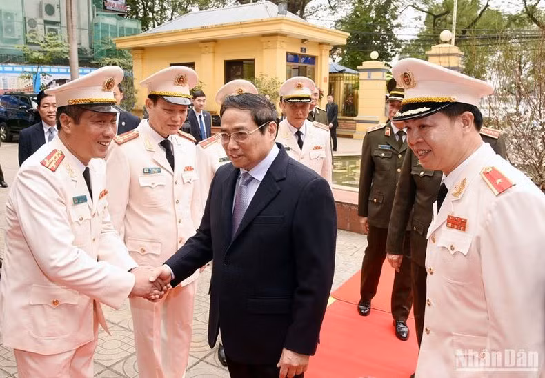 Minh Chinh visita y examina la preparación para el Tet de los oficiales y soldados del Alto Mando de Guardia.