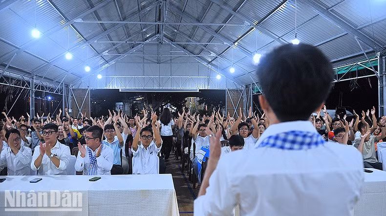 Recorrido de estudiantes por el mar y las islas de la Patria 2024 lleva a cientos de jóvenes a isla de Tho Chau ảnh 3