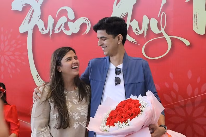 La pareja Tuisha-Gaurav en el Aeropuerto Internacional de Da Nang esta mañana.