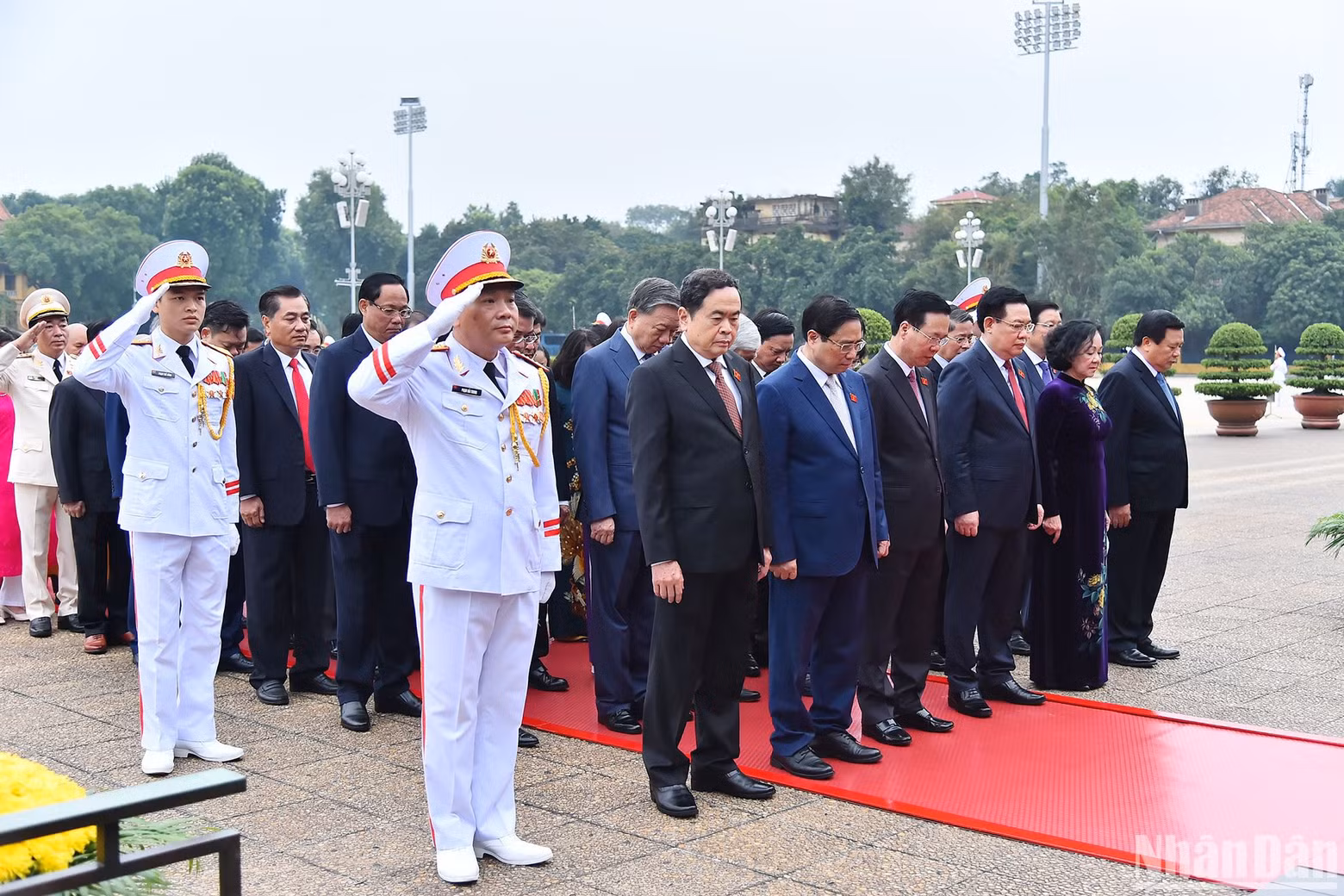El Presidente Vo Van Thuong, el Primer Ministro Pham Minh Chinh, el Presidente del Legislativo Vuong Dinh Hue y los diputados de la AN se inclinan en señal de respeto ante el líder del pueblo.