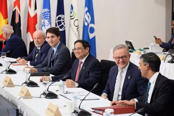 El primer ministro vietnamita, Pham Minh Chinh, y otros líderes en una sesión de la Cumbre del G7 ampliada. (Foto: VGP)