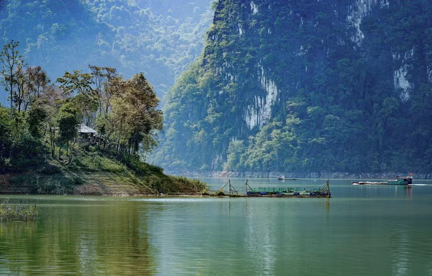 Pequeñas islas en medio del lago Pequeñas islas en medio del lago