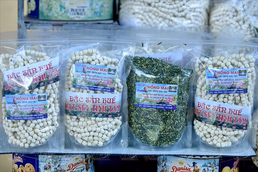 Las semillas del loto se venden a lo largo de la calle Dinh Tien Hoang. Las semillas del loto se venden a lo largo de la calle Dinh Tien Hoang.