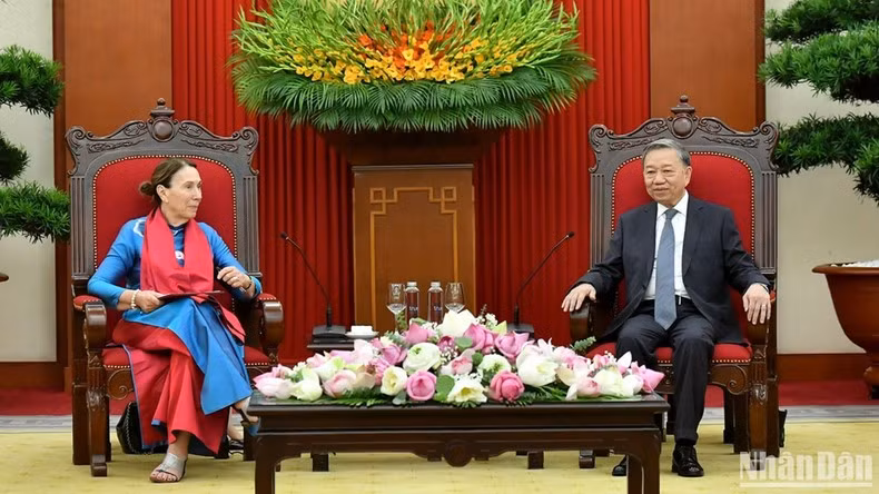 El secretario general del Partido Comunista y presidente de Vietnam, To Lam, recibe a la presidenta del Senado australiano, Sue Lines.