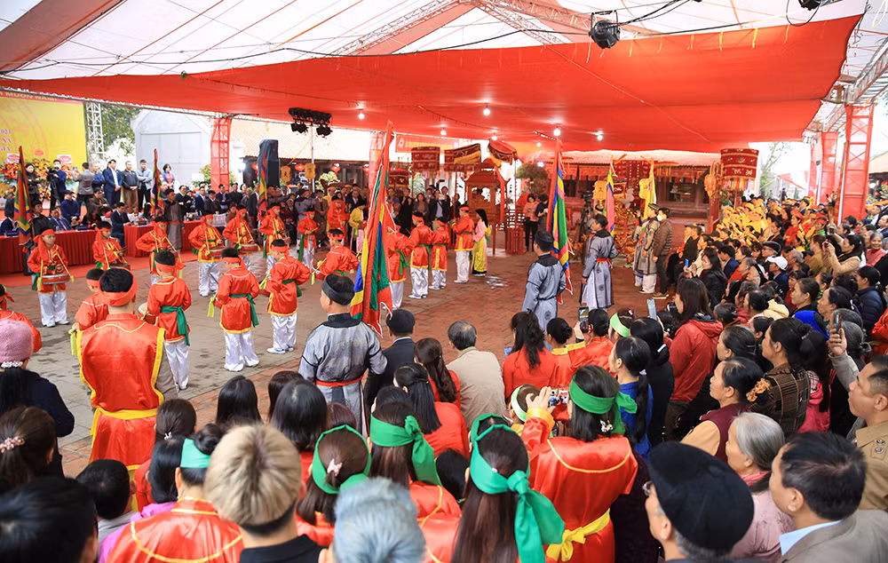 La fiesta atrae a un gran número de lugareños y turistas de muchas regiones.