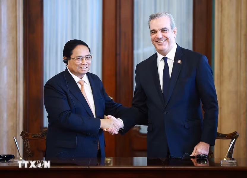 El primer ministro de Vietnam, Pham Minh Chinh, y el presidente de la República Dominicana, Luis Abinader Corona, en el acto de firma.