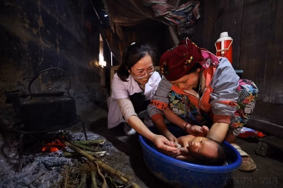 Durante los últimos nueve años, la joven partidista, doctora Mai Thi Hien, de la etnia de Tay, superó todas las dificultades y los obstáculos para encargarse de la instalación clínica de la comuna de Ho Quang Phin, del distrito de Dong Van, en la provincia norteña de Ha Giang. Durante los últimos nueve años, la joven partidista, doctora Mai Thi Hien, de la etnia de Tay, superó todas las dificultades y los obstáculos para encargarse de la instalación clínica de la comuna de Ho Quang Phin, del distrito de Dong Van, en la provincia norteña de Ha Giang.