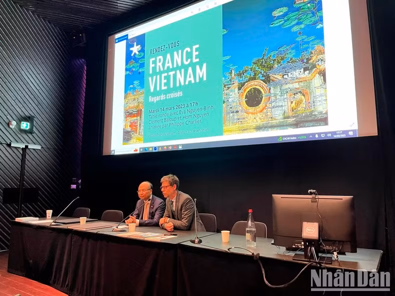 El embajador de Vietnam en Francia, Dinh Toan Thang, pronuncia el discurso de apertura del evento.