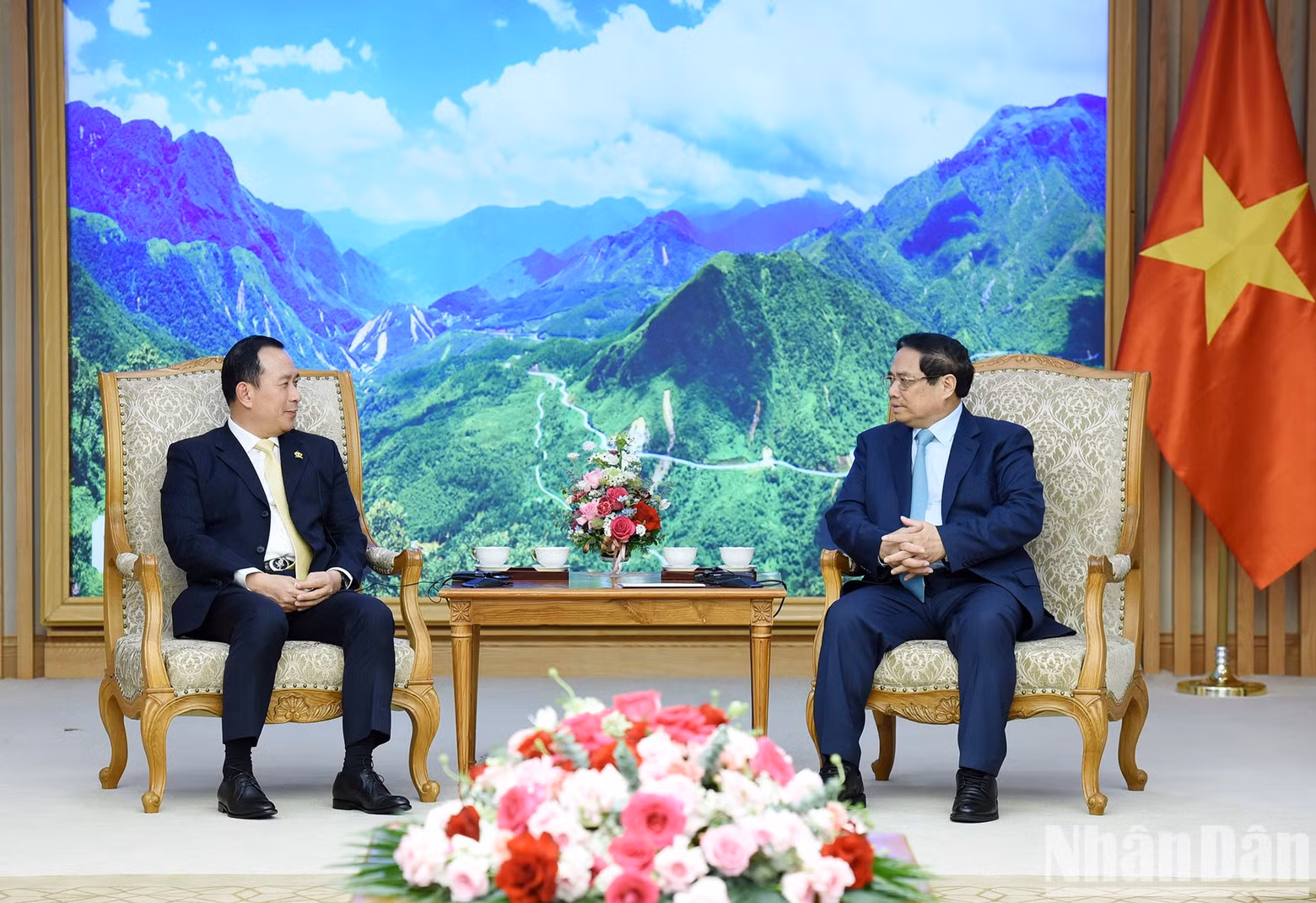 El jefe de Gobierno vietnamita recibe al ministro camboyano de Inspección, Hout Hak.