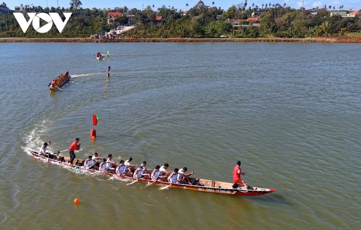 En esta edición participan más de 200 remeros de 12 equipos de las comunas de Quang Dien y Binh Hoa, distrito de Krong Ana. En esta edición participan más de 200 remeros de 12 equipos de las comunas de Quang Dien y Binh Hoa, distrito de Krong Ana.