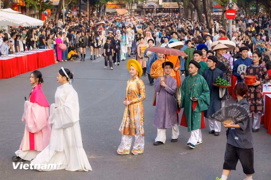 Residentes y turistas podrán admirar trajes antiguos vietnamitas Residentes y turistas podrán admirar trajes antiguos vietnamitas