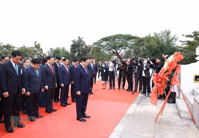 Minh Chinh y la delegación de alto nivel depositan una ofrenda floral en El Monumento a los Mártires Desconocidos de Laos.