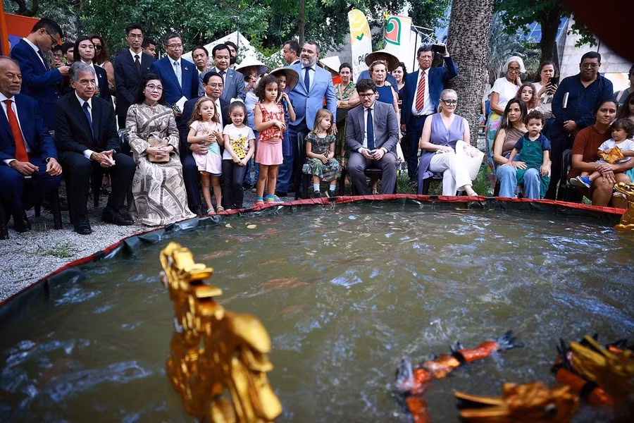 El premier vietnamita, Pham Minh Chinh, su esposa y los delegados disfrutan de títeres de agua.