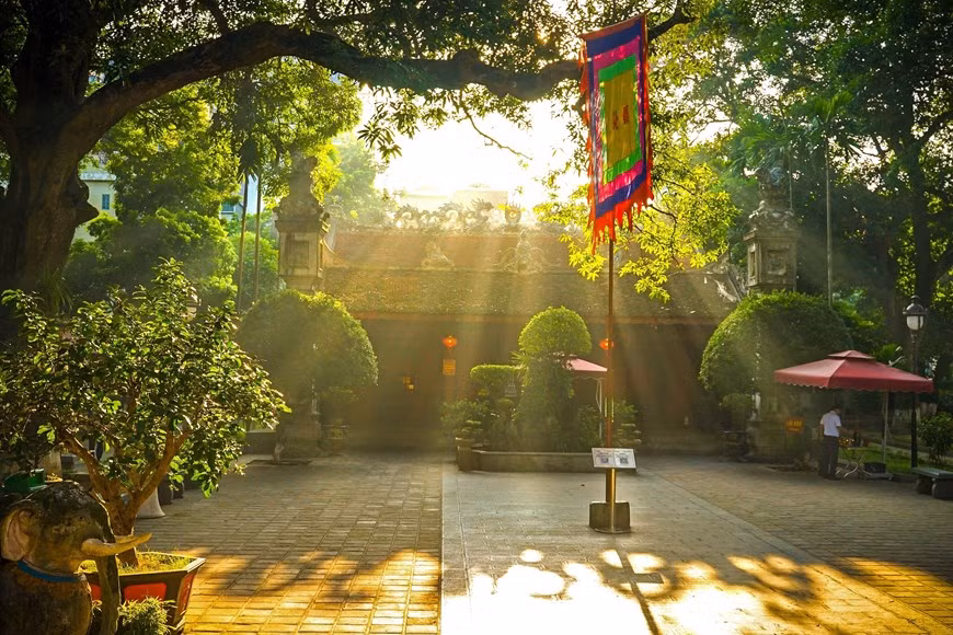 Una mañana de otoño en el templo Quan Thanh, distrito de Ba Dinh.