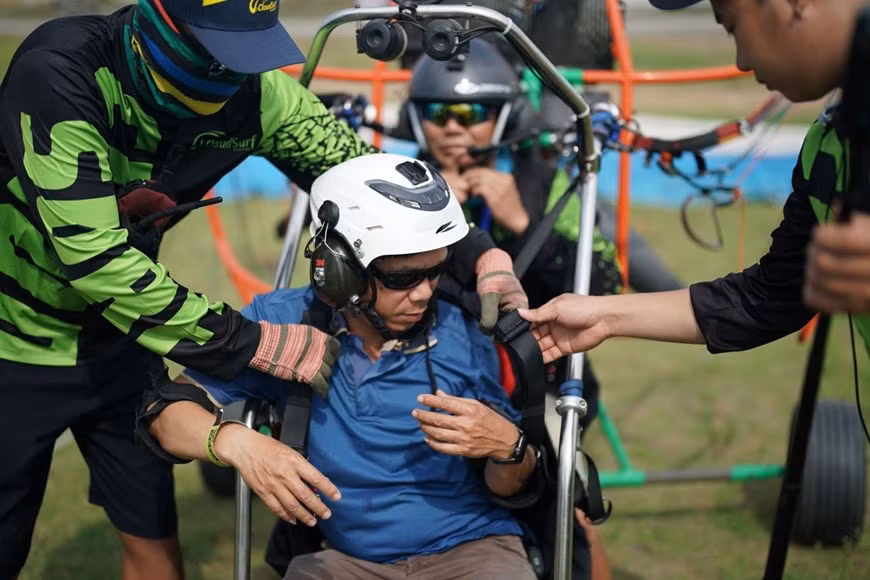 Los pilotos y técnicos ayudan a los visitantes a equiparse con trajes de protección y proporcionan instrucciones de seguridad.