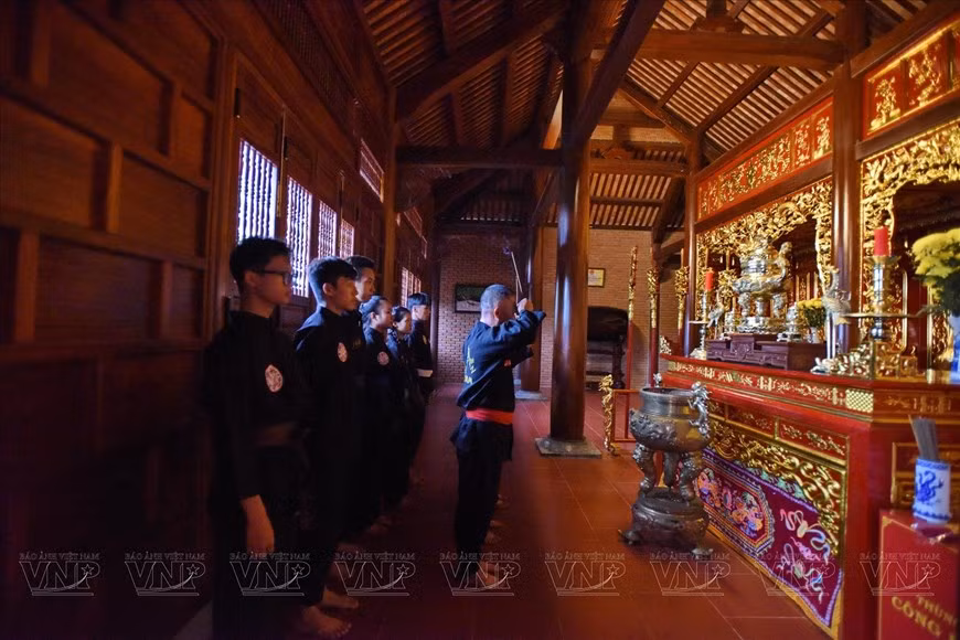 Generaciones de maestros y estudiantes de la secta de Bach Long ofrecieron inciensos para rendir homenaje a los tres héroes Nguyen Nhac, Nguyen Hue y Nguyen Lu, en el sitio de reliquias de Tay Son Thuong Dao. Generaciones de maestros y estudiantes de la secta de Bach Long ofrecieron inciensos para rendir homenaje a los tres héroes Nguyen Nhac, Nguyen Hue y Nguyen Lu, en el sitio de reliquias de Tay Son Thuong Dao.