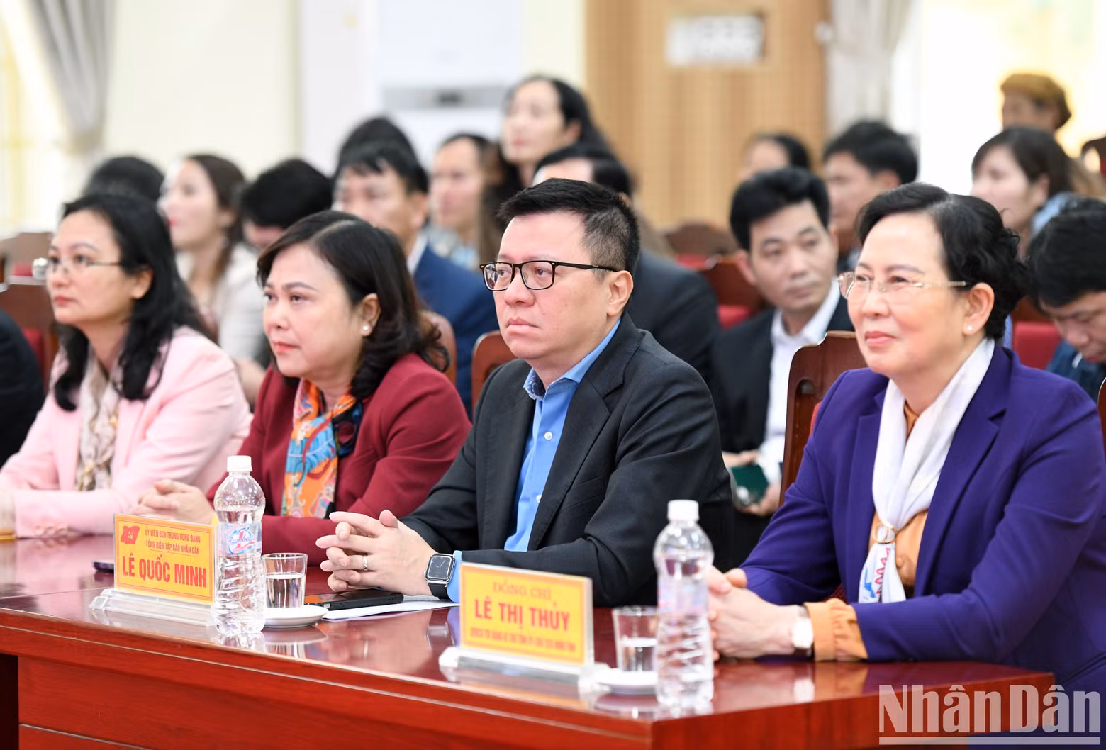Asistieron al evento el presidente-editor del periódico Nhan Dan, Le Quoc Minh; la secretaria del Comité provincial del Partido y presidenta del Consejo Popular de Ha Nam, Le Thi Thuy.