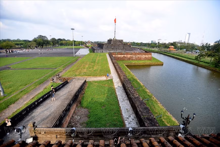 El sistema de murallas defensivas de la Ciudadela Imperial de Hue tiene una longitud total de 10 kilómetros, con un muro de casi siete metros de alto y más de 20 de ancho. Está rodeado por un foso como capa de defensa exterior. El sistema de murallas defensivas de la Ciudadela Imperial de Hue tiene una longitud total de 10 kilómetros, con un muro de casi siete metros de alto y más de 20 de ancho. Está rodeado por un foso como capa de defensa exterior.